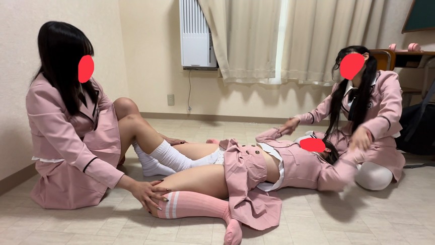 クラスメイト3人が教室でくすぐりのいたずらを始める / 3 classmates start tickling prank in classroom, Japanese fetish JAV